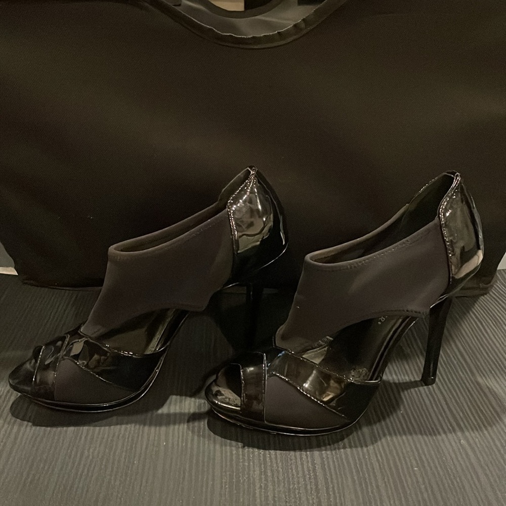 Donald J Pliner Black Patent Peep Toe Stretch Pump Heels Size 6